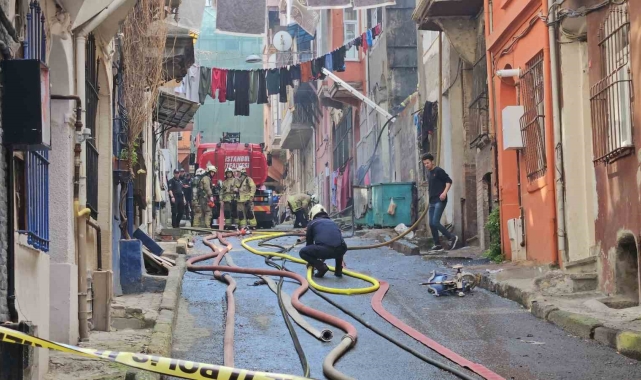 Beyoğlu'nda yangında can pazarı: Binalardan alevler yükseldi, içeride mahsur kalanlar oldu
