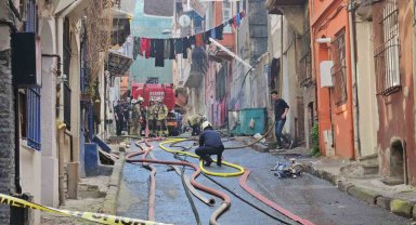 Beyoğlu'nda yangında can pazarı: Binalardan alevler yükseldi, içeride mahsur kalanlar oldu