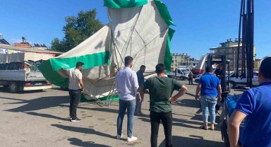 Fırtına toptancı halinde şemsiyeleri devirdi, bir araçta maddi hasar oluştu
