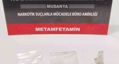 Polis, 2 şüpheliyi uyuşturucu maddeyle yakaladı