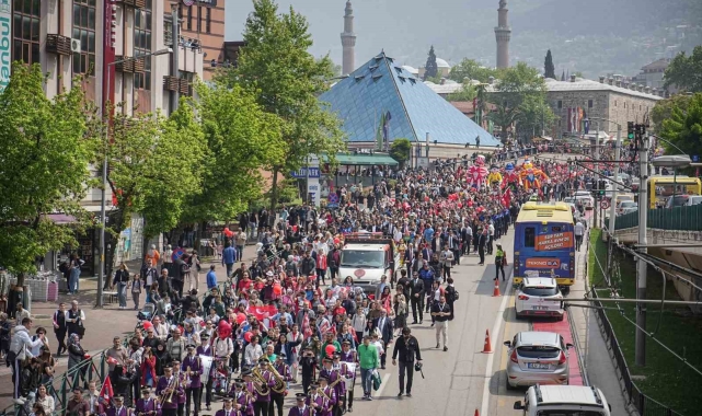 23 Nisan'da binlerce çocuk ellerinde bayraklarla yürüdü