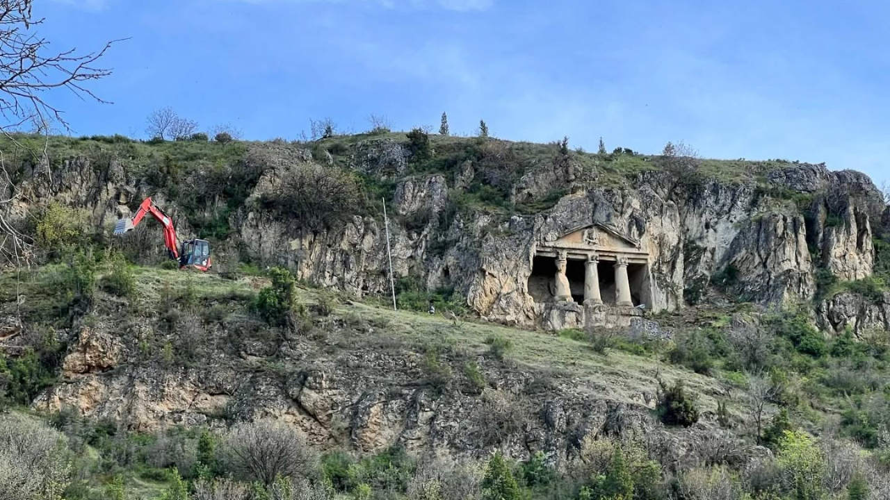 Salar Köyü Kaya Mezarında iyileştirme çalışmaları sürüyor