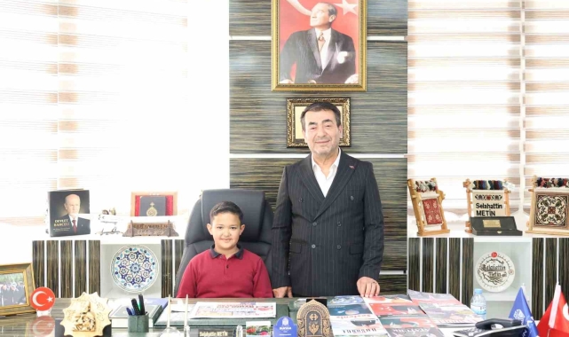 Başkan Metin koltuğunu şehit yeğenine devretti