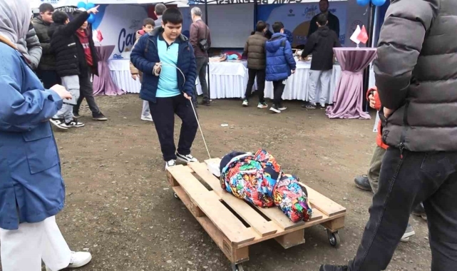 Bedensel engelli öğrenciden bilyalı palette sürüş keyfi