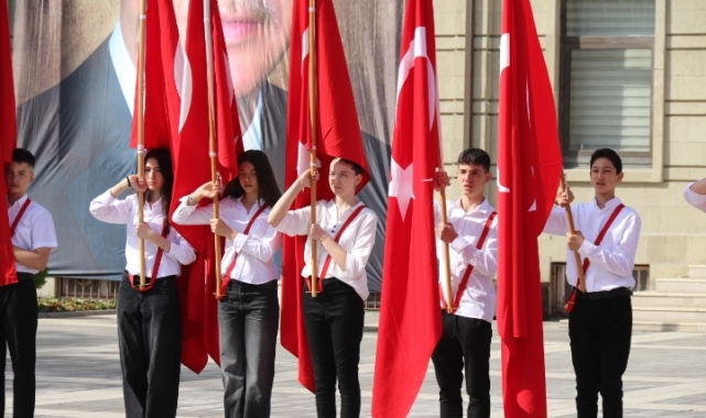 Eskişehir'de 23 Nisan Ulusal Egemenlik ve Çocuk Bayramı dolasıyla çelenk sunuldu