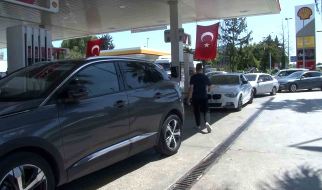 İstanbul'da deprem nedeniyle eve giremeyen vatandaşlar akaryakıt istasyonlarına akın etti