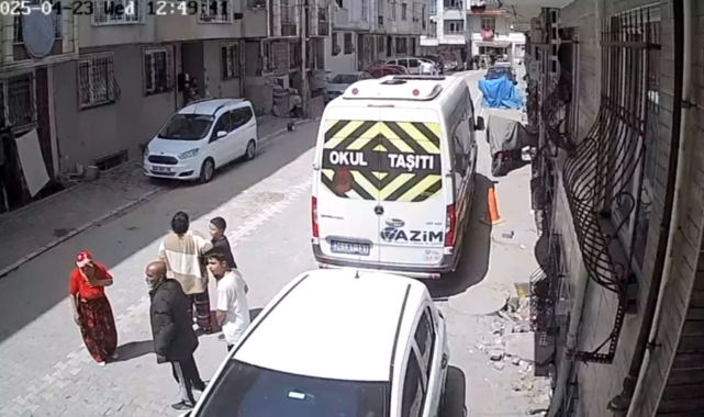İstanbul'da depremden kaçış kamerada: Park halindeki araçlar böyle sallandı
