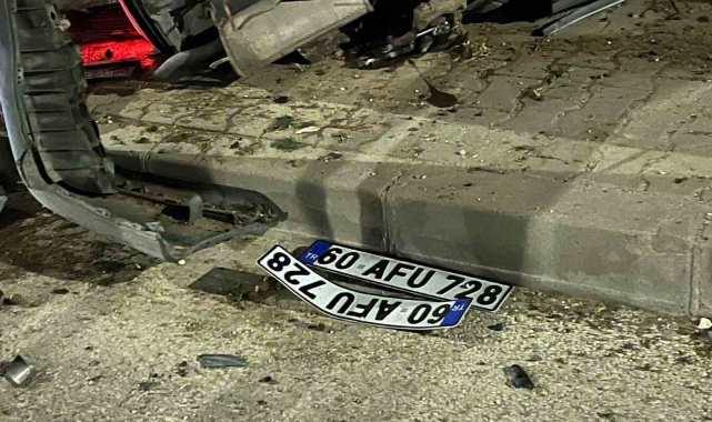 Kaldırıma çarparak yan yatan otomobildeki 2 kişi yaralandı