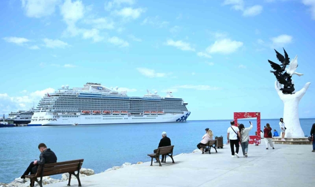 Kuşadası'na ilk seferini yapan kruvaziyer 3 bin 560 turist getirdi