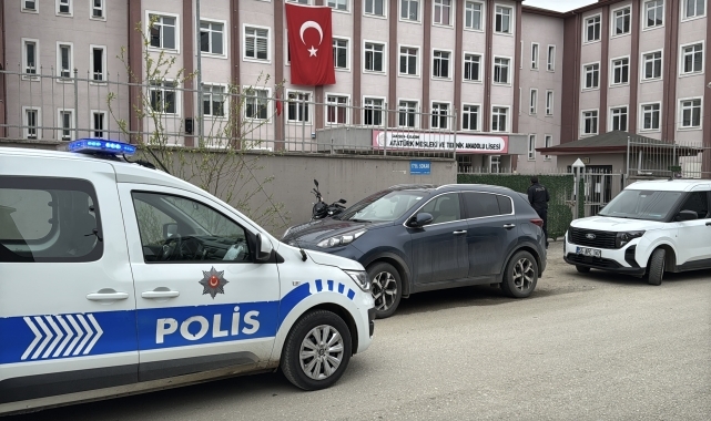 Samsun'da daha önce bir öğrenciyi bıçakla yaralayan genç, okulda öğretmeni darbetti
