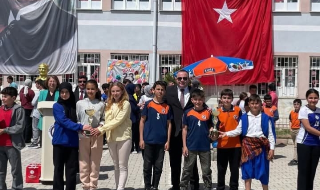 Spor yarışmalarında dereceye giren okullara kupaları verildi