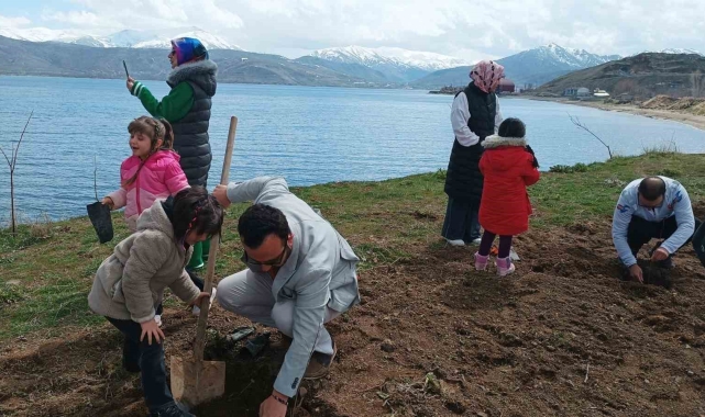 Tatvan'da badem fidanları toprakla buluştu