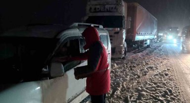 Yoğun kar nedeniyle yolda kalanlara Kızılay'dan destek