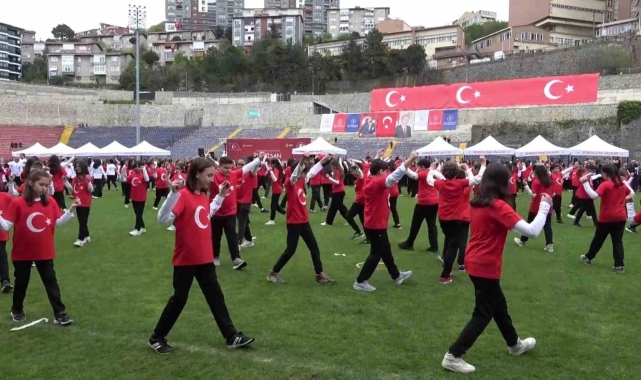 Zonguldak'ta 630 öğrenci ve öğretmen zeybek oynadı