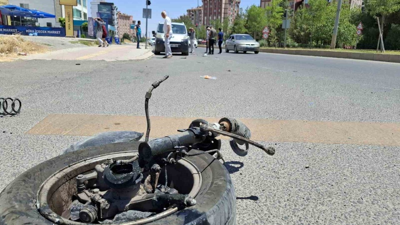 Sürücüsünün kontrolünden çıkan hafif ticari araç, park halindeki iki araca çarptı