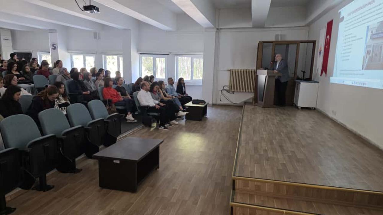 SNÜ'de yeni öğrencilere kütüphane hizmetleri tanıtıldı