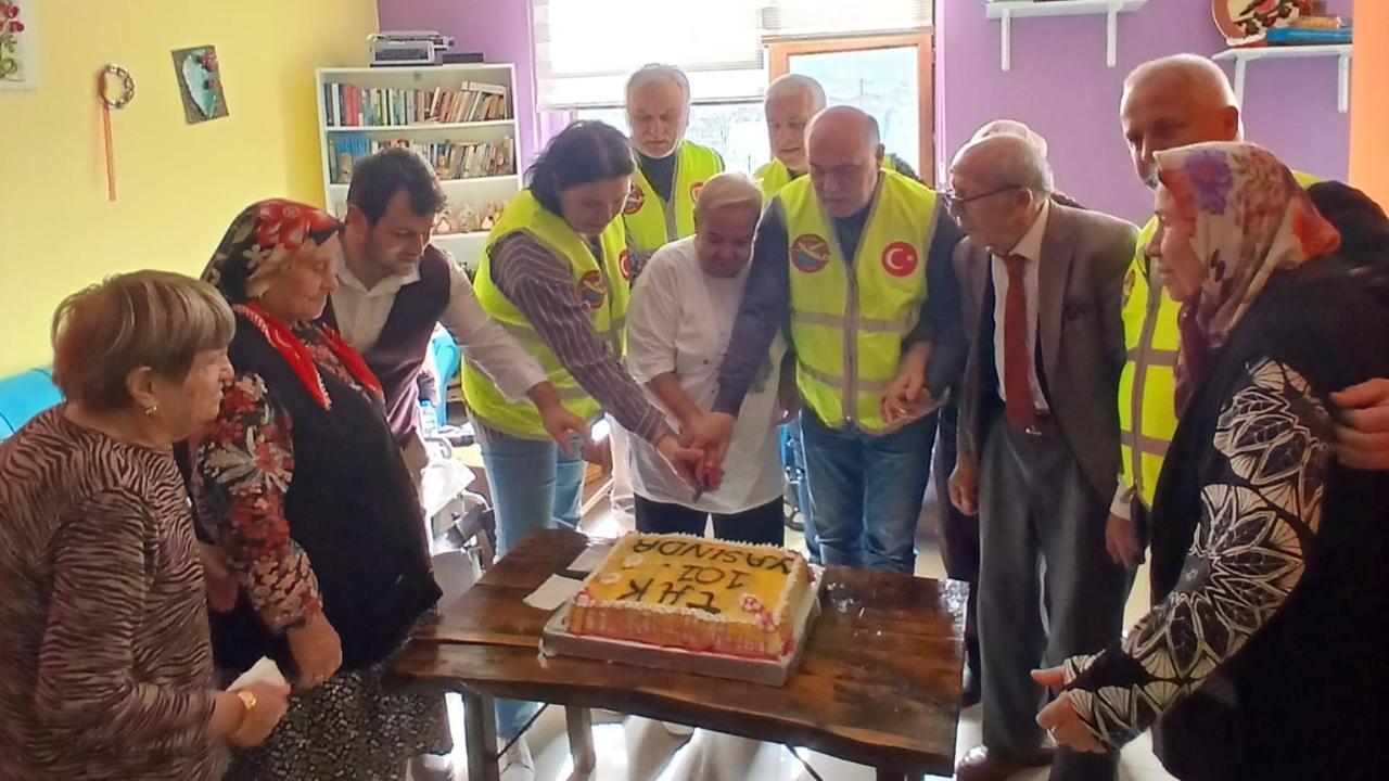 Türk Hava Kurumu 101. yaşını huzurevi sakinleriyle kutladı
