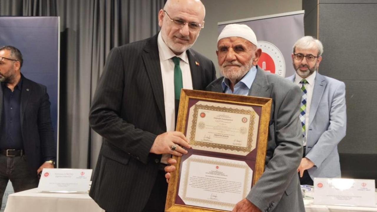 87 yaşında hafız oldu