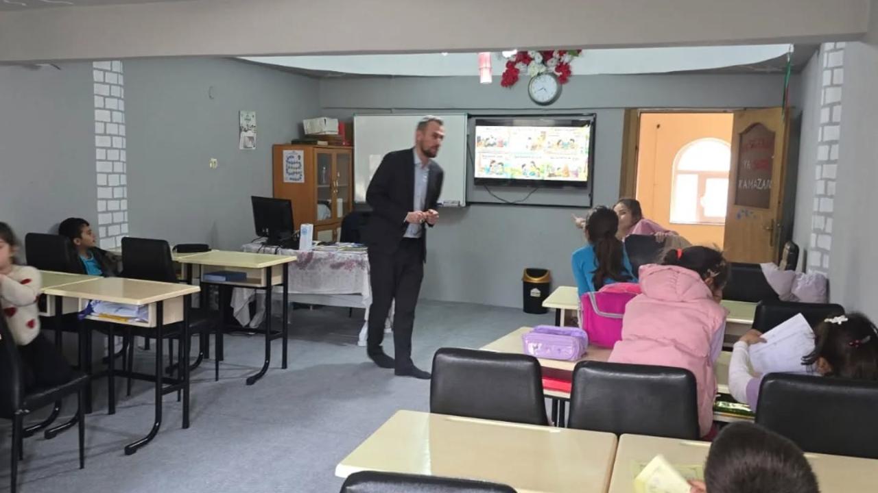 Ayancık'ta minik öğrencilere "Aile ve Vefa" semineri