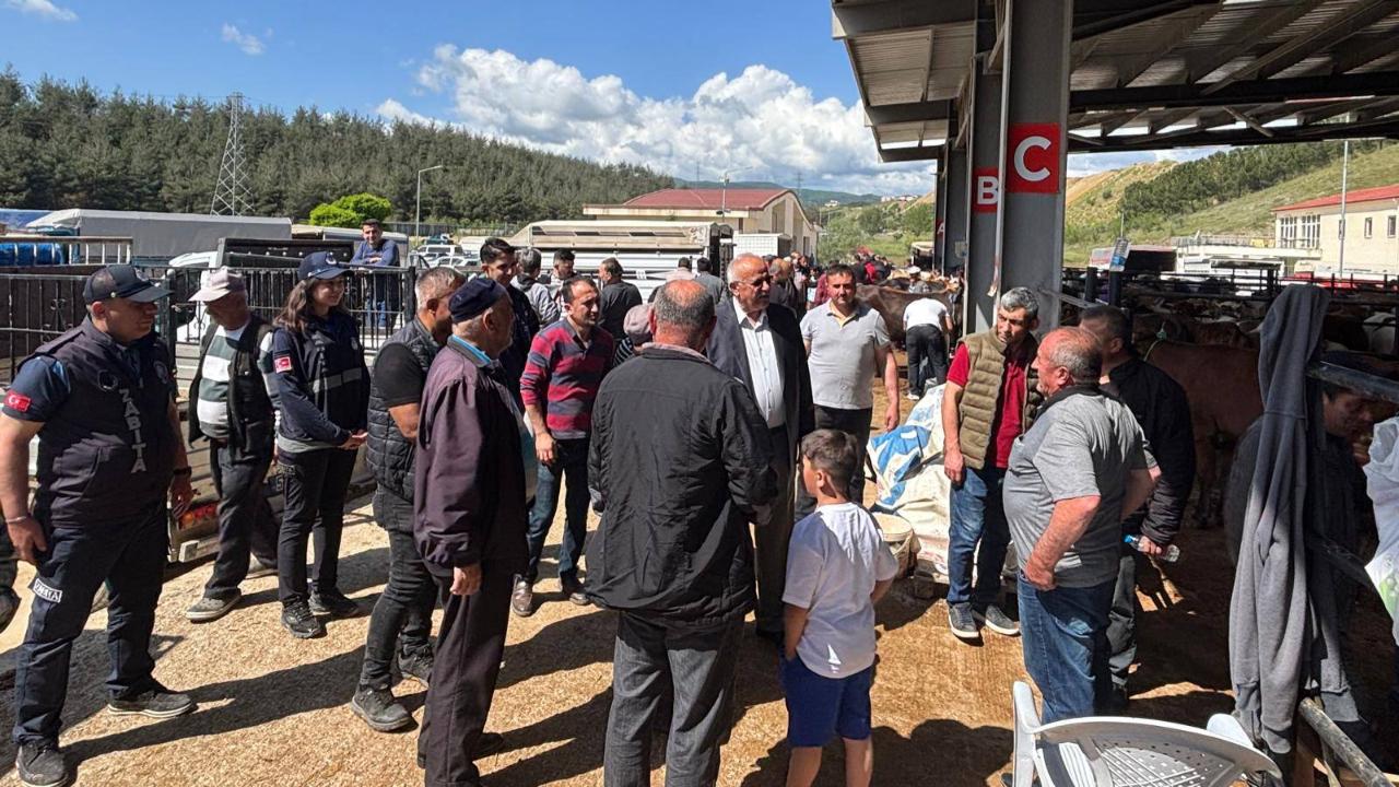 Başkan Kara, kurbanlık pazarında esnaf ve vatandaşlarla buluştu