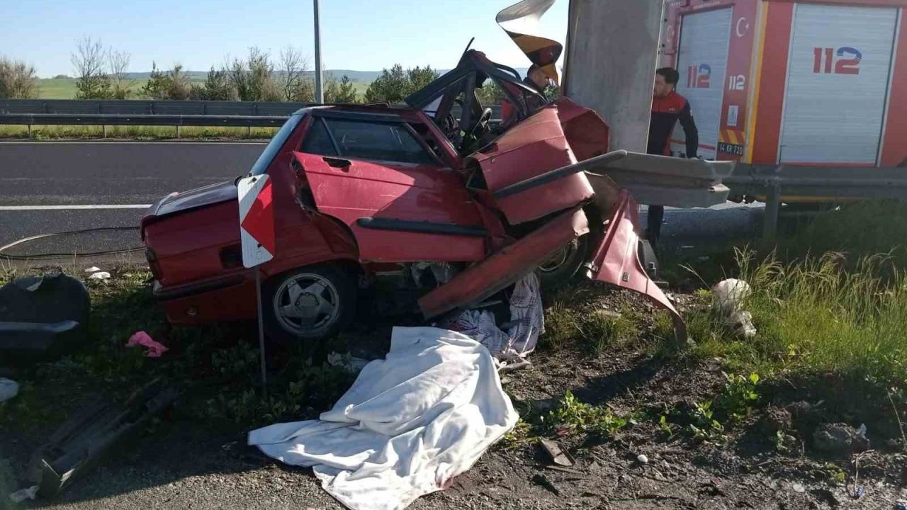 Bolu’da otomobil yön direğine çarptı: 2 ölü, 1 yaralı