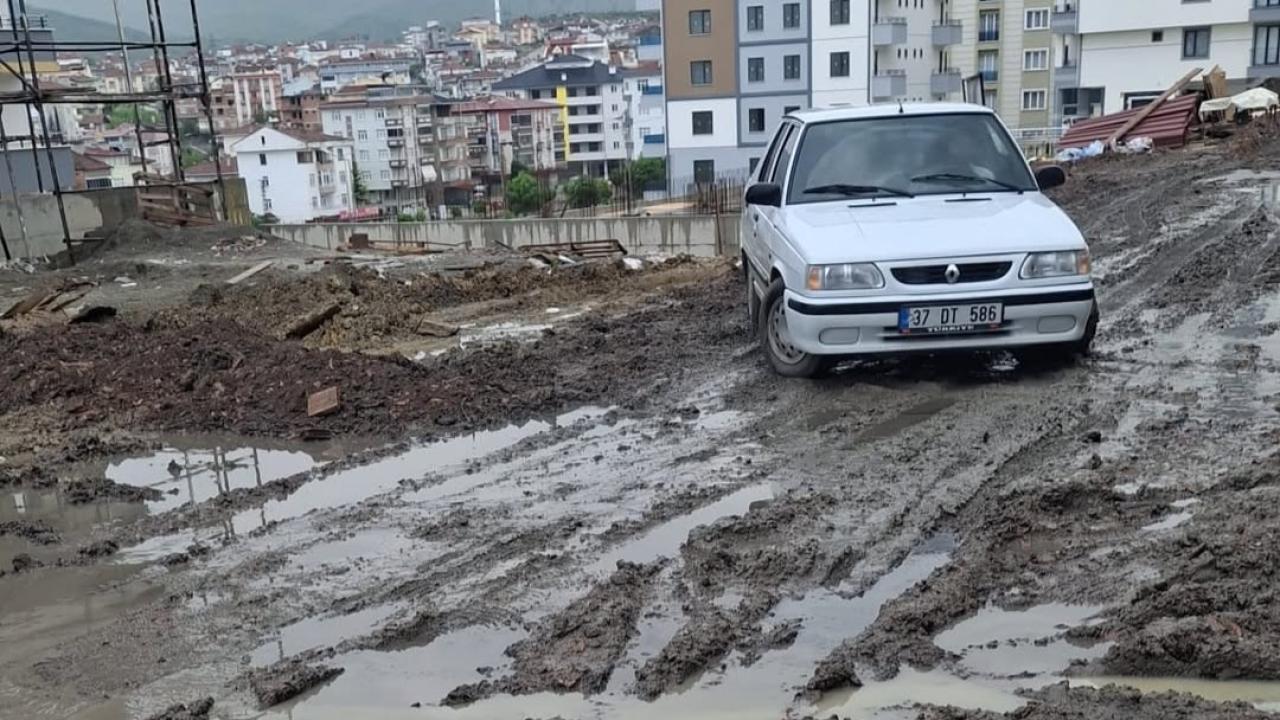 Boyabat'ta mahalle sakinlerinin çamur çilesi