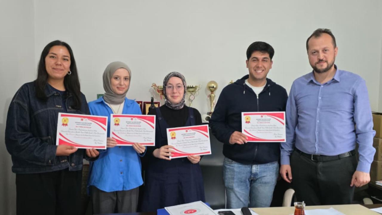 Boyabat’ta umre ödüllü yarışmada dereceye giren öğrenciler ödüllendirildi