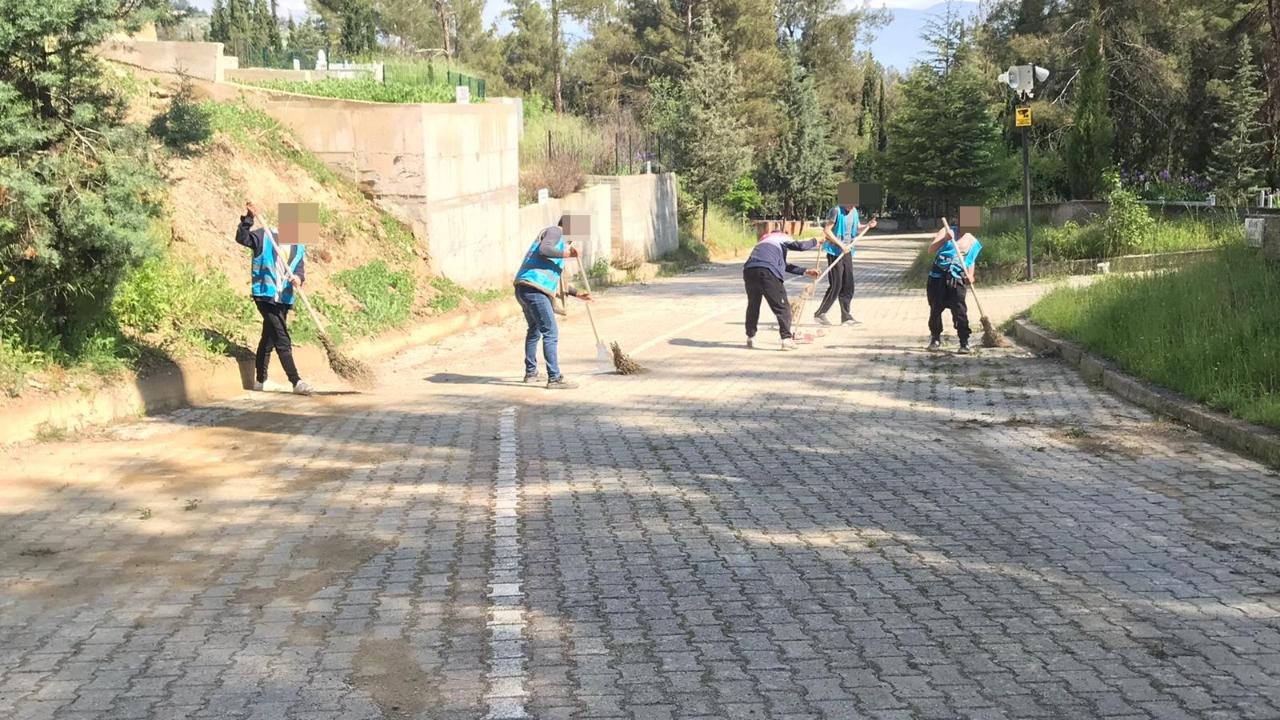 Boyabat'ta yükümlüler mezarlıkları bayrama hazırladı