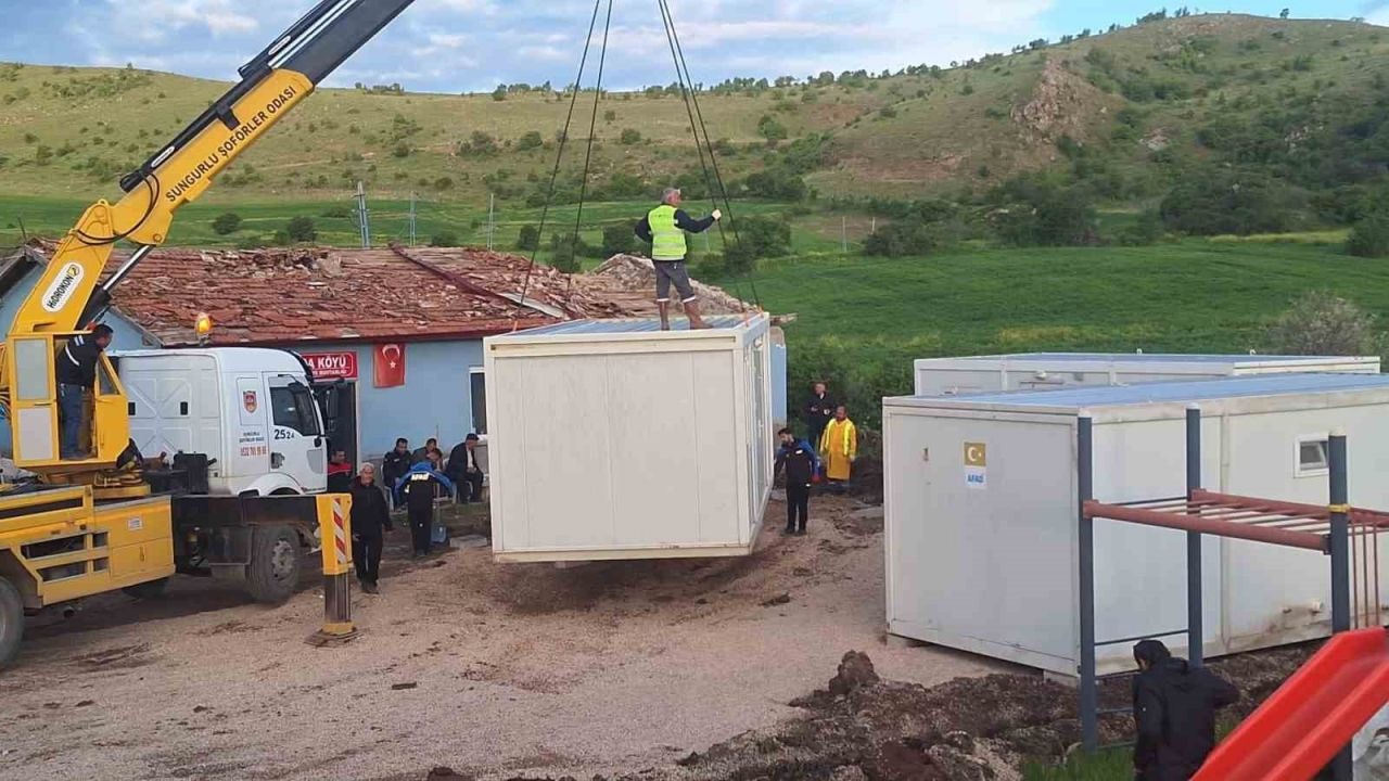 Çorum’da hortumdan etkilenen köylerde yaralar sarılıyor