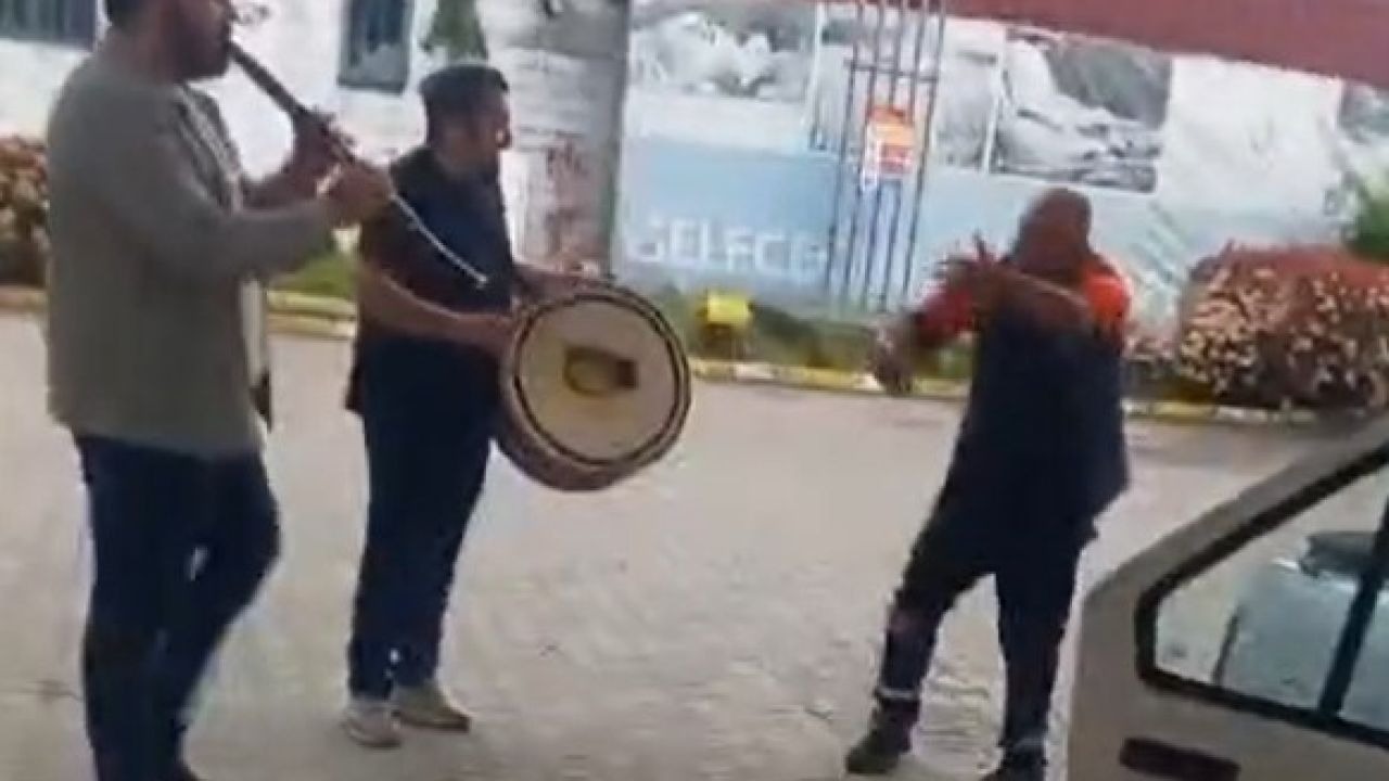 Düzce’de akaryakıt istasyonunda renkli görüntüler: Klarnetçi ve davulcu çaldı, pompacı oynadı