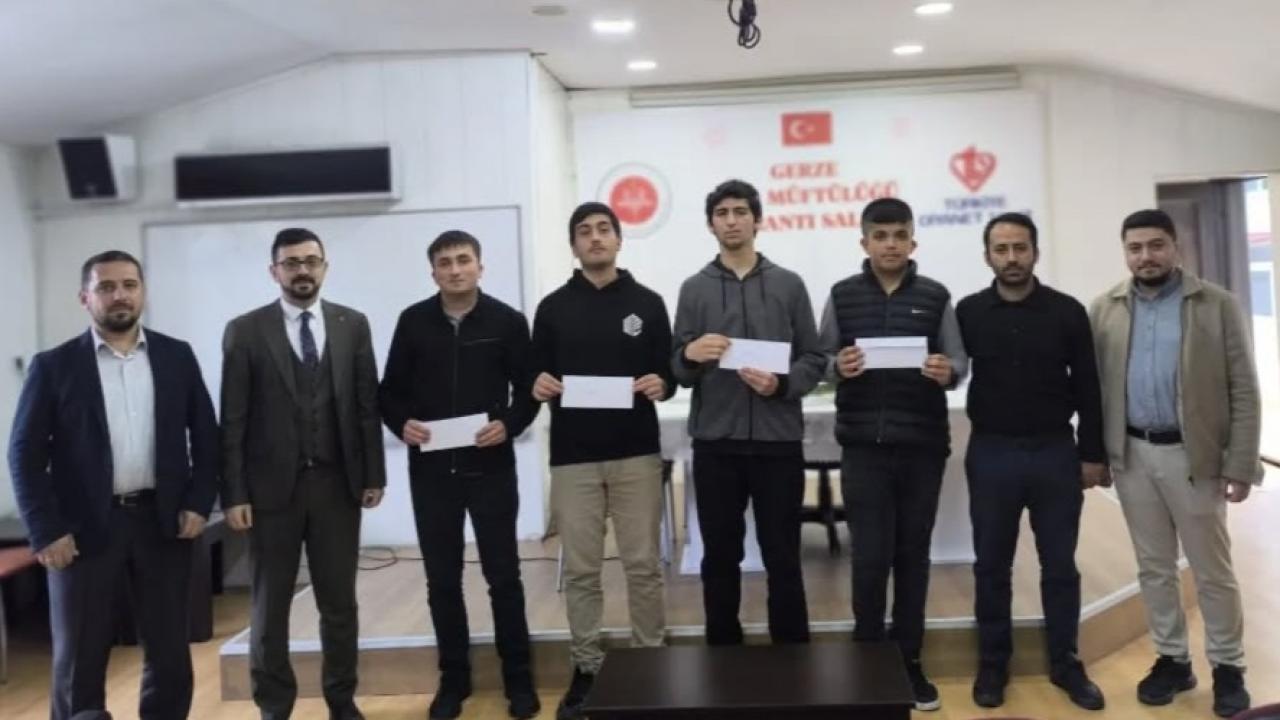 Gerze’de Umre Ödüllü Bilgi Yarışmasının kazananları ödüllendirildi