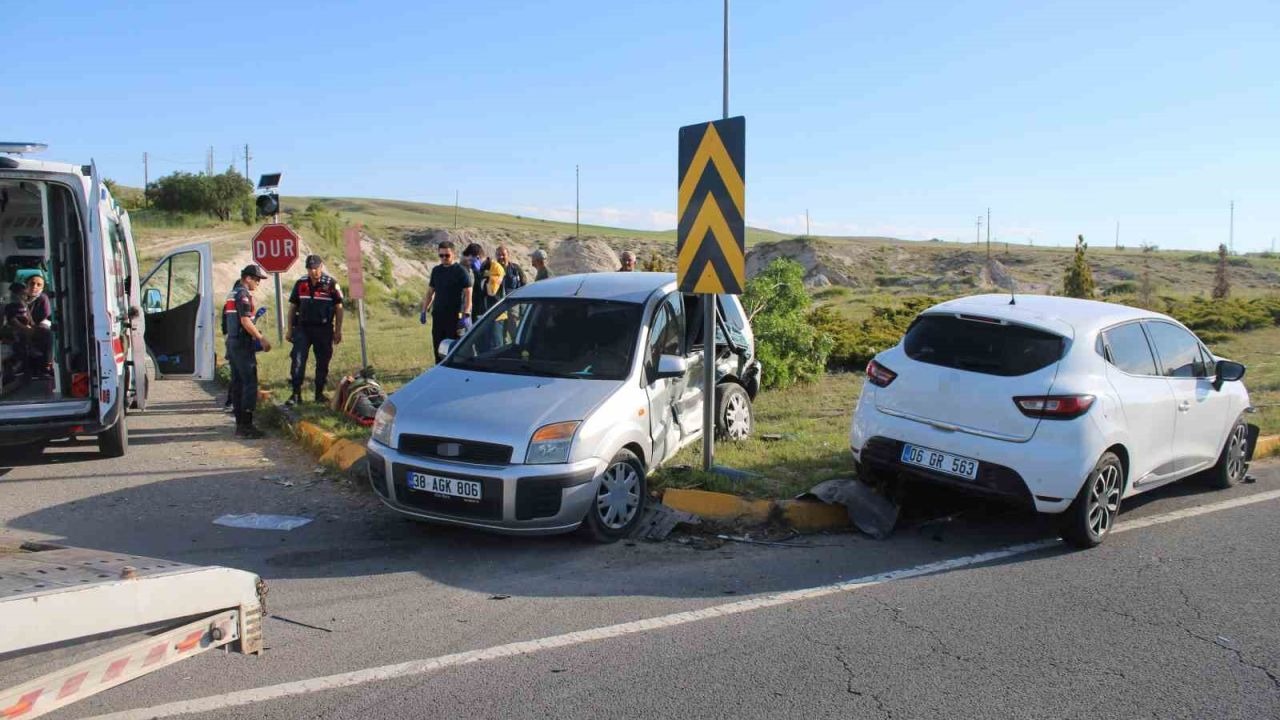 Kayseri’de otomobiller çarpıştı: 1’i ağır 6 yaralı