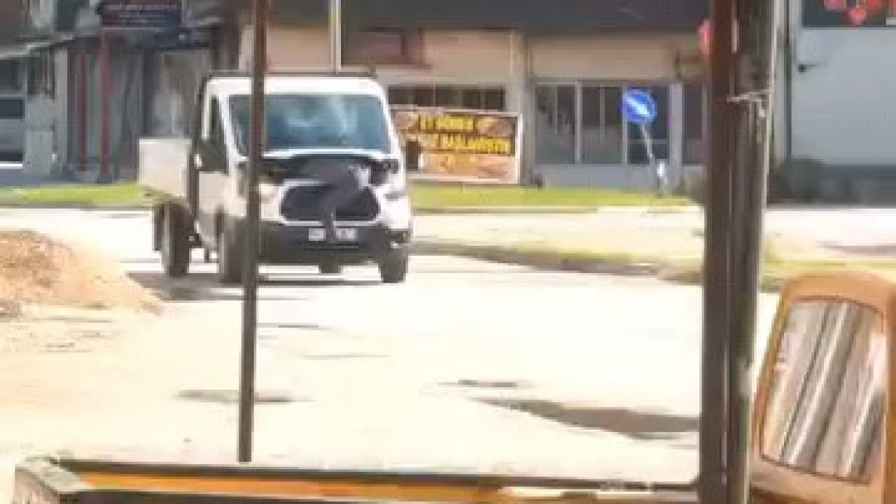 Seyir halindeki kamyonetin motorunu açıp arızayı tespit etmeye çalıştı