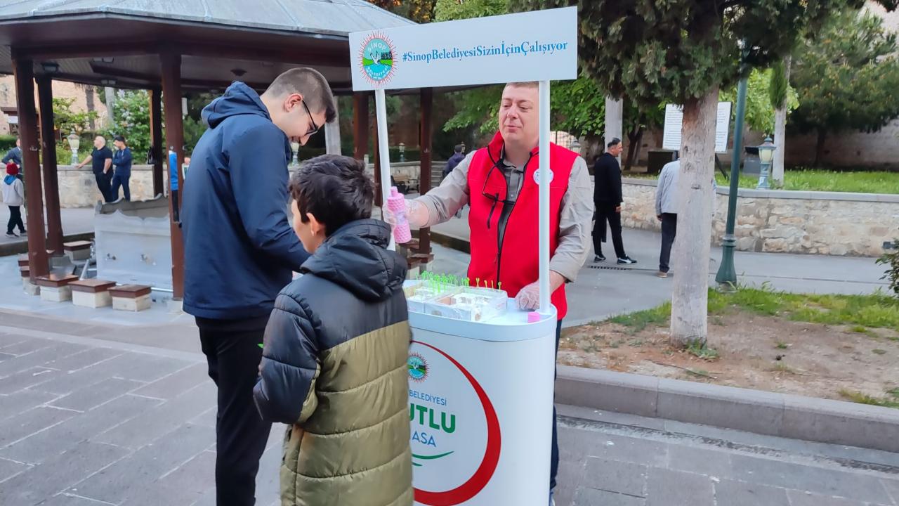 Sinop Belediyesi'nden bayram namazı çıkışı tatlı sürpriz