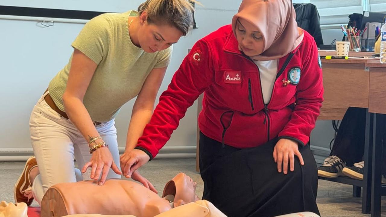 Sinop'ta kurum çalışanlarına temel ilk yardım eğitimi