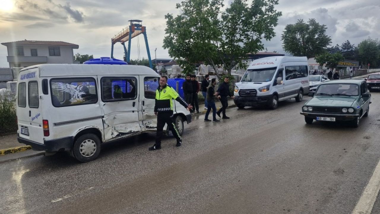 Tokat'ta iki minibüs çarpıştı, 11 kişi yaralandı