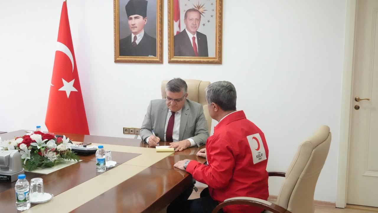 Vali Özarslan kurban vekaletini Kızılay’a emanet etti