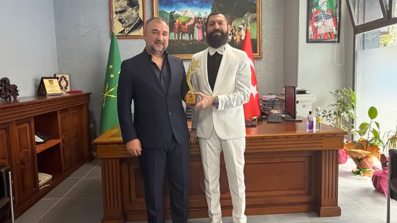 Yazar Akif Manaf’a “Demokrasi ve barış ödülü” verildi