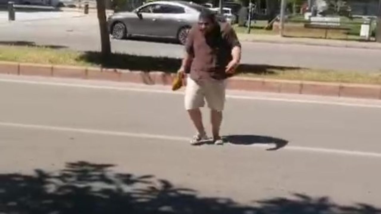 Yolda yürürken kargaların saldırısına uğradı neye uğradığını anlamadı