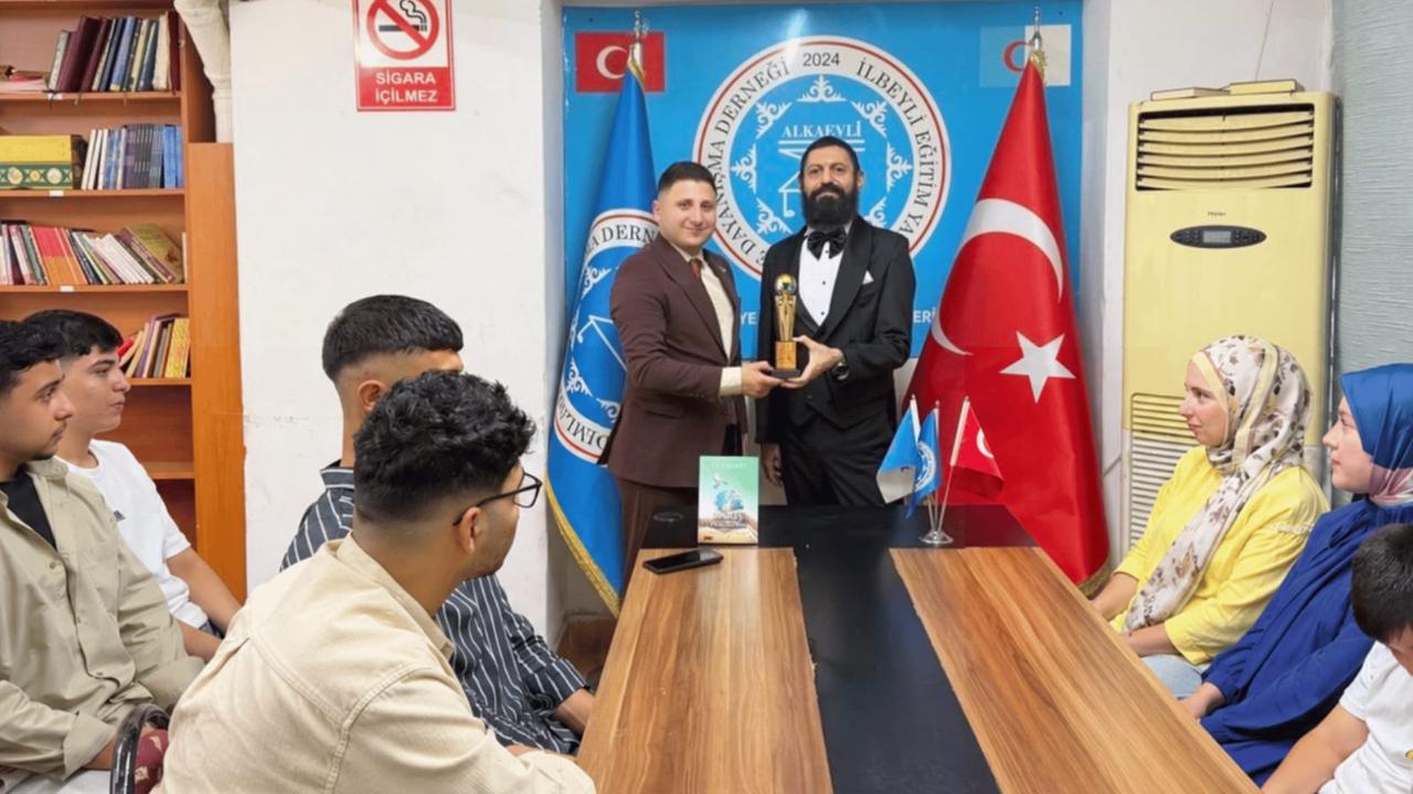 Akif Manaf’a "Eğitim ve barış ödülü"
