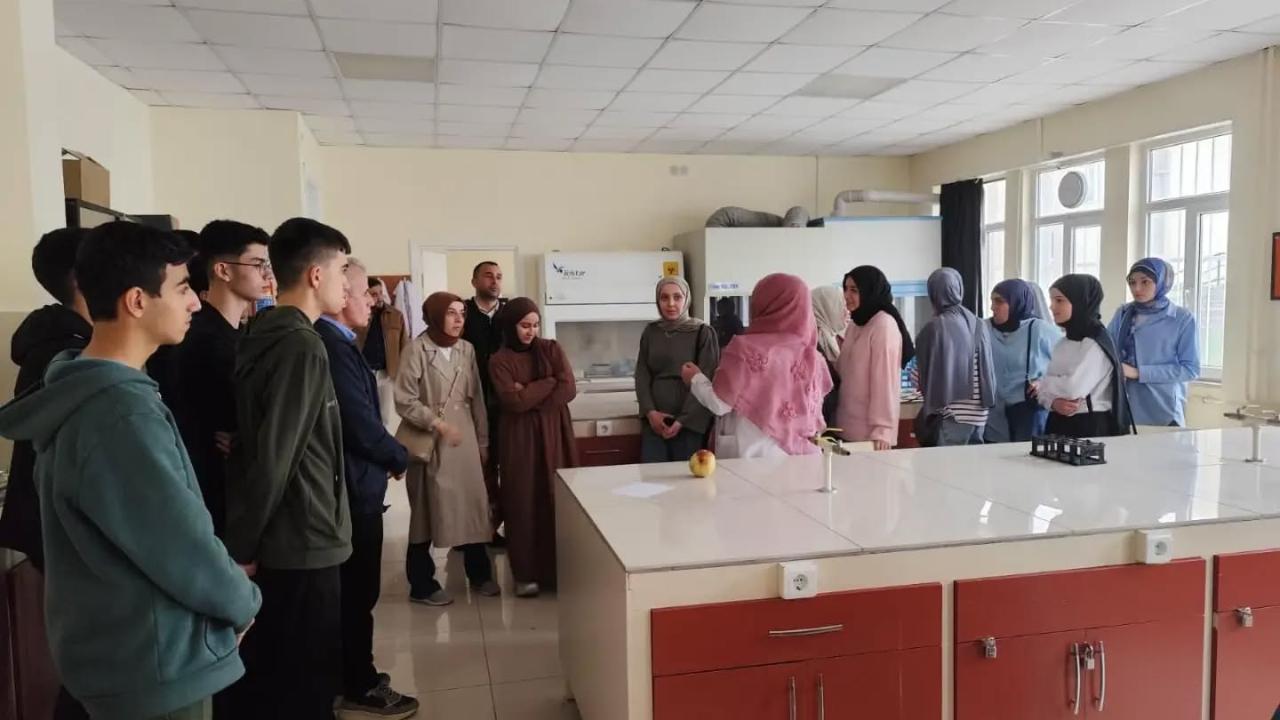 Boyabatlı öğrencilerden Sivas’a eğitim gezisi