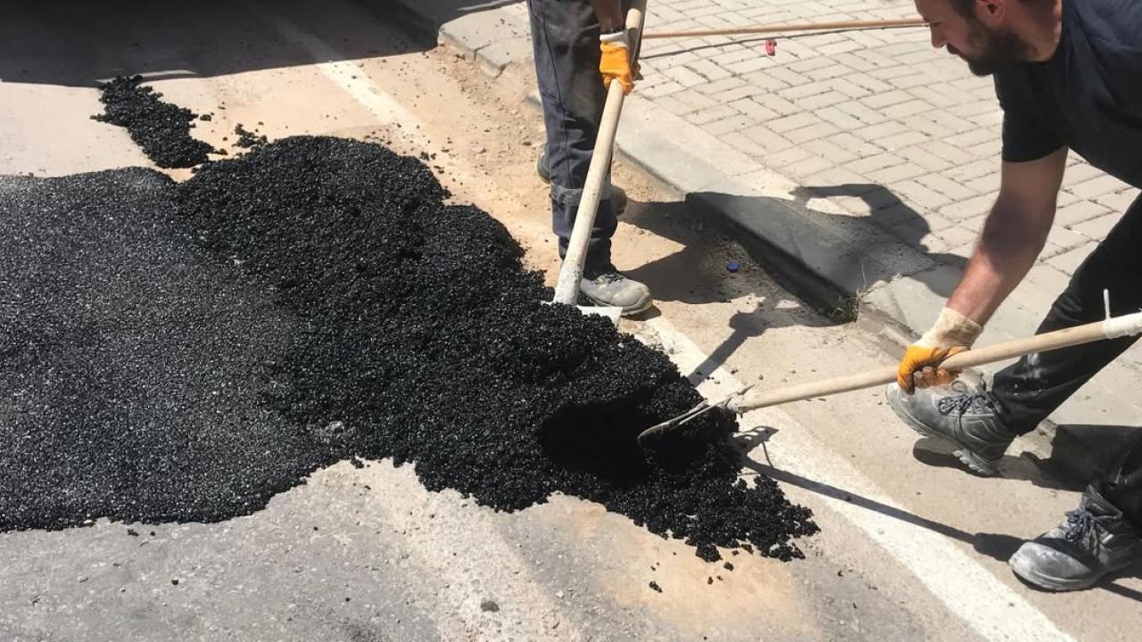 Bozulan yollar tek tek onarılıyor