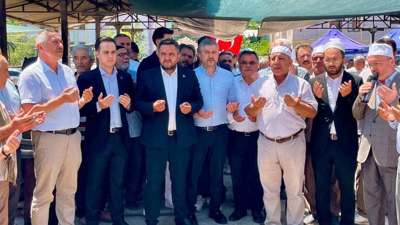 Eller semaya açıldı, yağmur için dualar okundu