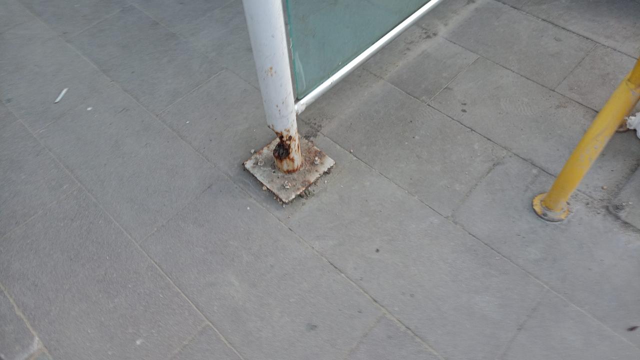 Erfelek’te dolmuş durağında çürüme tehlikesi