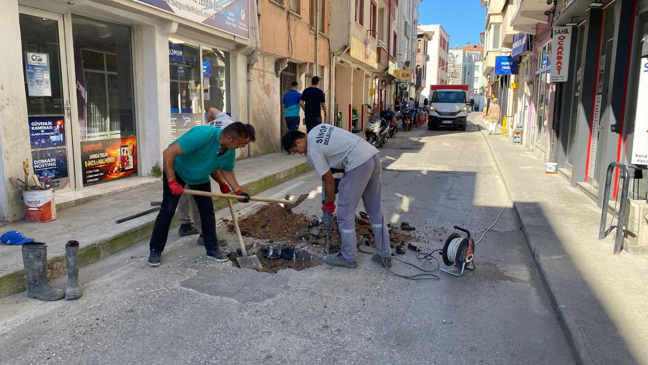 Kanalizasyon kapağı çöktü, ekipler harekete geçti