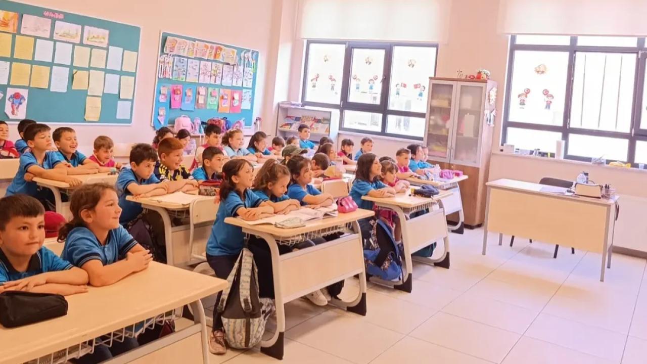 Minikler ilkokul kapısını araladı