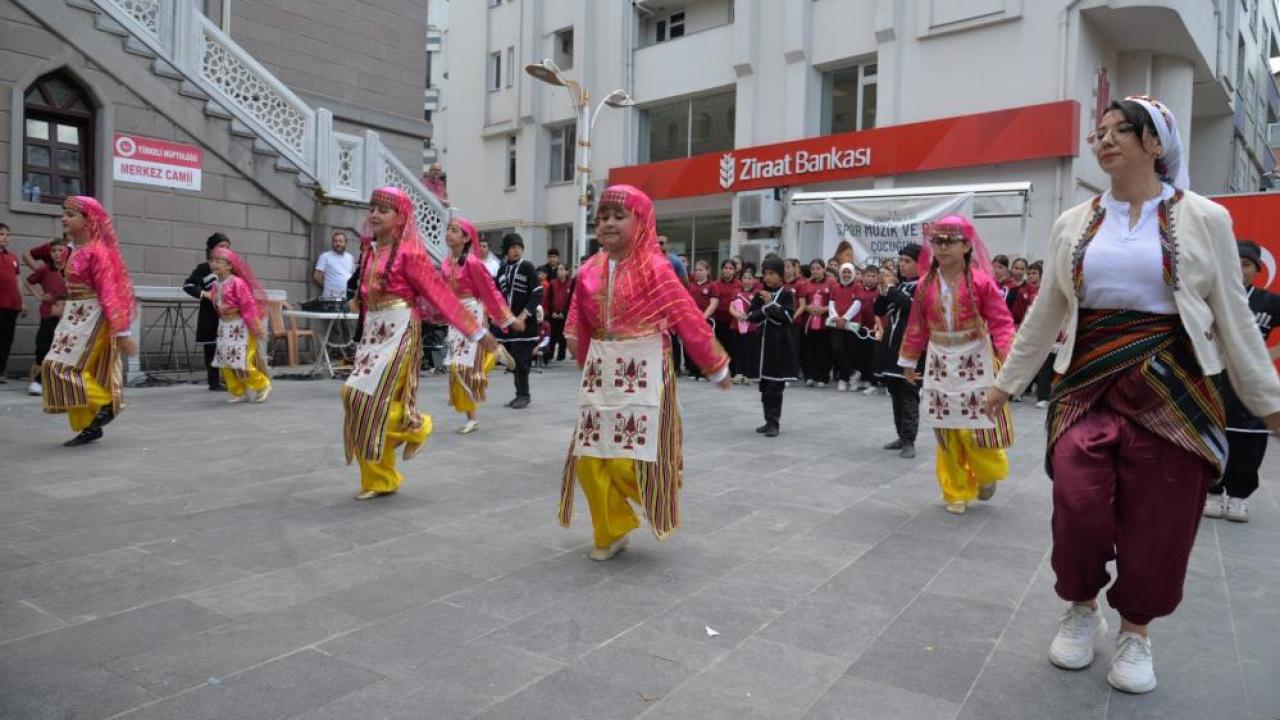 Miniklerin performansı izleyenlere keyifli anlar yaşattı