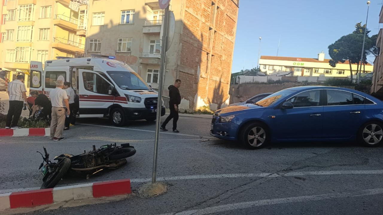 Otomobille çarpışan motosiklet sürücüsü yaralandı