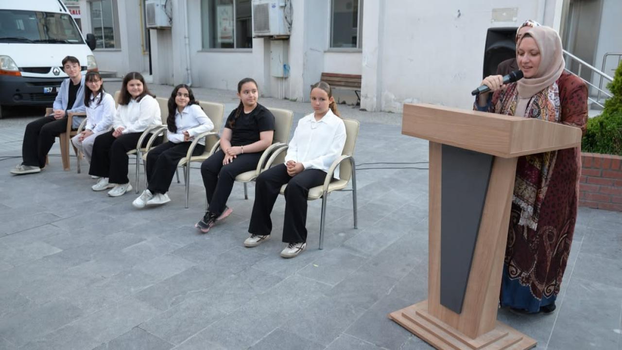 Şairler ve öğrenciler aynı sahnedeydi