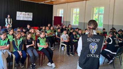 Sinop polisi öğrencileri bilinçlendirdi